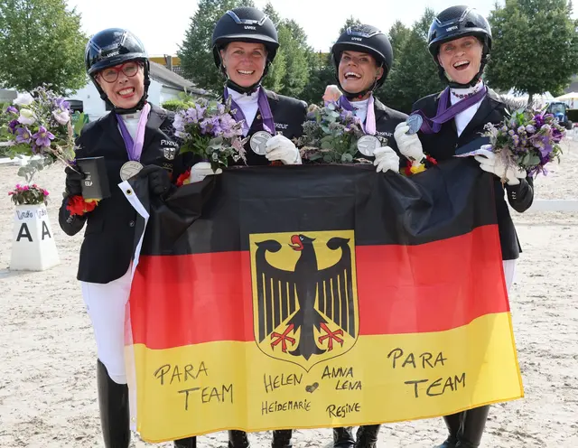 Das deutsche Para-Dressur-Nationalteam mit Helen Brandt (3. v. l.). | Foto: Frank Heinen