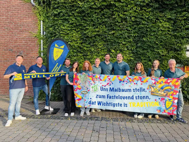 Das Motto der Session lautet: „Uns Maibaum stelle, zum Fastelovend stonn, dat Wichtigste is Tradition.“ Damit soll die enge Verbindung zwischen Maibrauchtum und Karneval in Stommeln zum Ausdruck gebracht werden. | Foto: KG Stommeler Buure