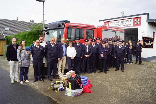 Gruppenbild zum 100-jährigen Bestehen der Löschgruppe Langendorf vor dem neuen Mittleren Löschfahrzeug. Die Geschenke der Manfred Vetter-Stiftung symbolisieren die Unterstützung, mit der die Wehr in ihr zweites Jahrhundert startet.  | Foto: Stadt Zülpich/Jakob Priebe.