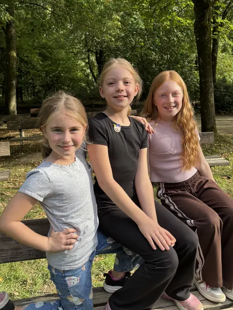 Die designierte Kinderprinzessin Larissa Hoffstadt (Mitte) wird von Prinzenführerin Mila Reif (links) und Malin Goller aus dem Schmölzchen begleitet. | Foto: Markus Scherer
