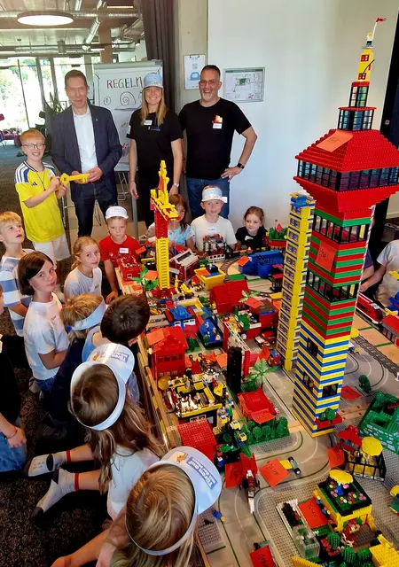 Bei „Türen auf mit der Maus“ entwickelten Grundschulkinder im InnoHub ihre eigene Stadt der Zukunft und übergaben das Gemeinschaftswerk symbolisch an den Bürgermeister der Stadt Gummersbach.  | Foto: InnovationHub