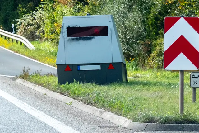 Ein Blitzeranhänger soll künftig auch in Mechernich zum Einsatz kommen. Damit soll vor allem an sensiblen Stellen die Geschwindigkeit kontrolliert und so für mehr Verkehrssicherheit gesorgt werden. 	 | Foto: Ronald Larmann/pp/Agentur ProfiPress