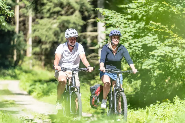 Mit dem Fahrrad lässt sich der Erft-Radweg auf rund 110 Kilometern von der Erftquelle bis zur Rheinmündung erkunden.  | Foto: Eifel Tourismus GmbH / Dennis Stratmann
