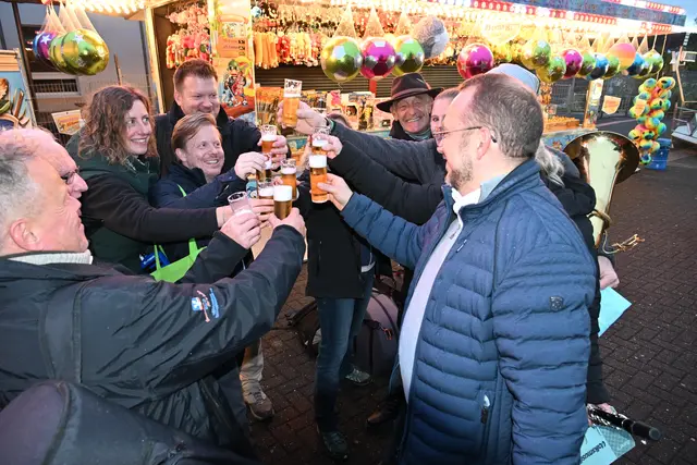 Bürgermeister Matthias Jedich (re.) stößt mit der Blasmusik auf gutes Wetter und einen schönen Kirmesverlauf an. | Foto: Steimel