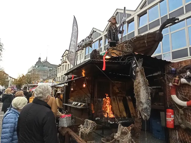  Rustikale Holzstände und offene Feuerstellen prägen die Atmosphäre beim Brühler Hubertusmarkt. Von Freitag, 23. Oktober, bis Sonntag, 25. Oktober, zieht der Handwerker- und Kunsthandwerkermarkt wieder in die Innenstadt. | Foto: RAG-Archiv