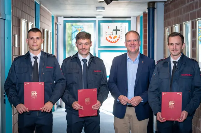 Bürgermeister Dirk Breuer händigte die Ernennungsurkunden aus: (v.l.) Simon Renkawitz, Michael Modis, Bürgermeister Dirk Breuer, Oliver van de Sand.  | Foto: Stadt Hürth/Giuseppe Piliero