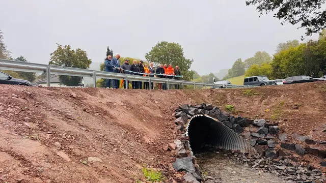 Dank vorgefertigter Bauteile aus Wellstahl konnte die Brücke über den Kolvenbach in nur sechs Wochen erneuert werden. Vor wenigen Tagen wurde sie offiziell für den Verkehr freigegeben.  | Foto: W. Andres / Kreis Euskirchen