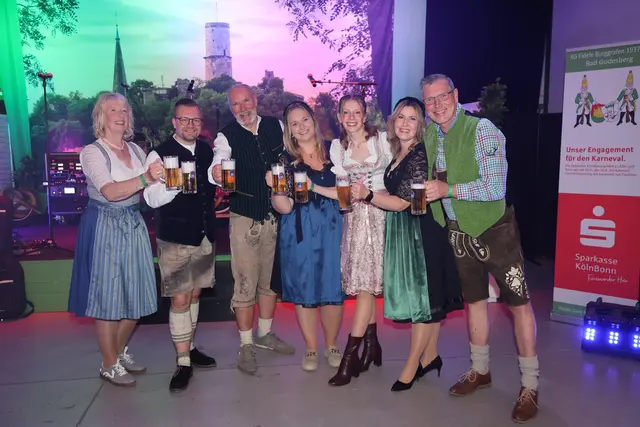 In Lederhosen und Dirndln feierten die Fidelen Burggrafen in ihrem Zeughaus an der Friesdorfer Straße ein Oktoberfest.  | Foto: AS
