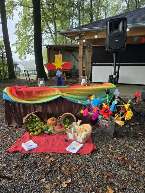 Der bunt geschmückte Altar auf dem Waldfestplatz in Remerscheid bildete den Mittelpunkt des gemeinsamen Erntedank-Gottesdienstes von Grundschule Schnellenbach, Kirchengemeinden und Anwohnern. | Foto: GGS Schnellenbach