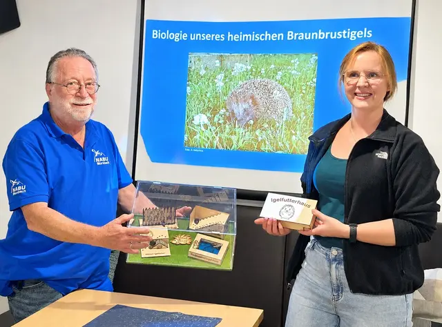 NABU-Vorsitzender Christoph Buchen dankt Igelexpertin Sarah Noll für ihren Fachvortrag. | Foto: Buchen