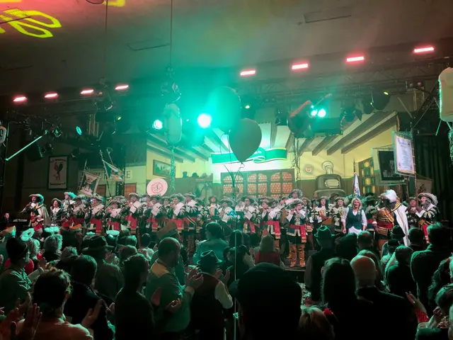 So sieht das aus, wenn die Kronenbuschhalle Karneval feiert. Und damit das auch in 2027 klappt, ist der „Wesselinger Gürzenich“ dicht. Seit Montag sind Foyer, die Halle und der Boxraum im Keller der Kronenbuschhalle gesperrt.  | Foto: Archiv/Montserrat Manke