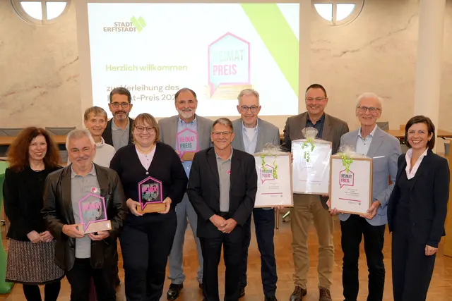 Carolin Weitzel (re.) überreichte die Heimat-Preise 2026 an Vertreterinnen und Vertreter des Aktiv Club Erftstadt, des Geschichtsvereins Erftstadt und des Vereins Jazzin‘ Erftstadt. | Foto: Stadt Erftstadt/Düster