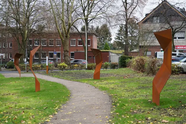 Die Grünfläche mit einer Gedenkstätte für die Opfer von Zwangsarbeit und Kriegsgefangenschaft wird in „Dr. Franz-Josef Kiegelmann-Platz“ umbenannt.  | Foto: Archiv/Stadt Frechen