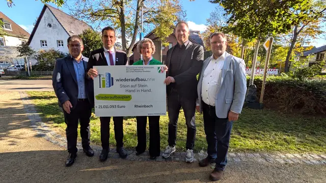 Ein weiterer Förderbescheid zur Wiederaufbauhilfe vom Land (von links): Torsten Bölinger (Technischer Beigeordneter), Bürgermeister Daniel Phiesel, NRW-Ministerin Ina Scharrenbach, Martin Metz (Landtagsabgeordneter) und Kämmerer Ralf Kabus. | Foto: Frank Engel-Strebel