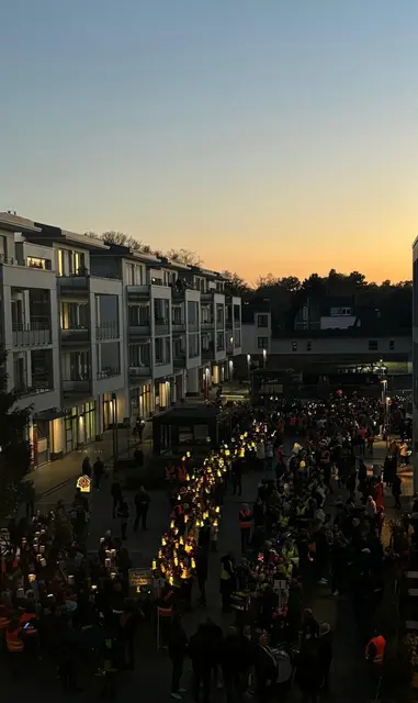 Ein ganzes Lichtermeer versammelt sich zum großen Martinszug in der Brühler Innenstadt. In diesem Jahr ziehen rund 1000 Schülerinnen und Schüler Mittwoch, 4. November, vom Franziskanerhof durch die Straßen und wieder zurück zum Martinsfeuer. Das Foto zeigt die Aufstellung im Jahr 2024.  | Foto: Stadt Brühl