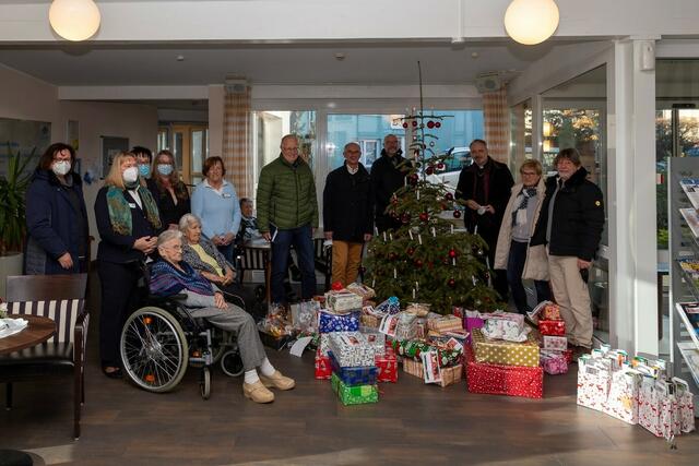 Geschenkeübergabe im Azurit.  | Foto: Gemeinde Much