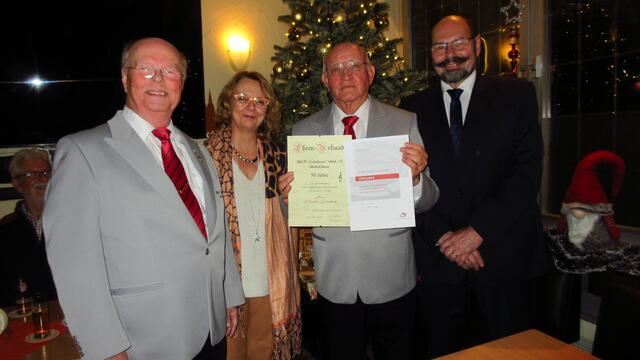 Bass-Sänger Bernd Frechen wurde für 50 Jahre Chor-Mitgliedschaft geehrt. Links Vorsitzender Rolf Herkenrath und Chorleiterin Stefanie Laut-Herrmann. Rechts Klaus-Peter Langhammer, Vorsitzender des Sängerkreises Rhein-Erft. | Foto: MGV Liederkranz