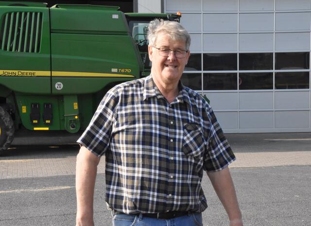 Hubert Schilles (67) aus Floisdorf legte den verstopften Grundablass der Steinbachtalsperre mit seinem Bagger wieder frei und rettete Tausende, deren Existenz bedroht war und riskierte dabei sein eigenes Leben. Als Held wollte er sich nicht sehen. 
Foto: Manfred Lang/pp/Agentur ProfiPress | Foto: Leserreporter Manfred Görgen