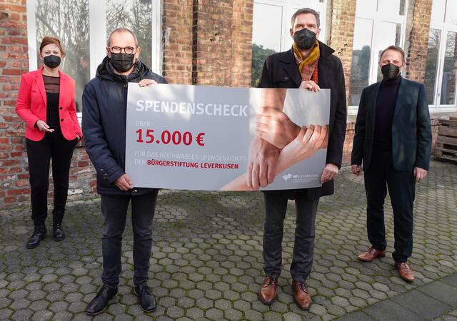 Spendenübergabe für die Flutopfer (v. links): Claudia Wiese, Aufsichtsratsvorsitzende der WfL, Markus Märtens, Geschäftsführer der WfL, Manuel Bast, Geschäftsführer der Bürgerstiftung Leverkusen, und Oberbürgermeister Uwe Richrath.
