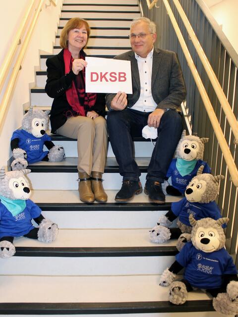 Sibylle Friedhofen (Vorsitzende DKSB OV Sankt Augustin) und Bengt Wölk (Vorstand der AS Aktuell AG) in der Kita Villa Lu.