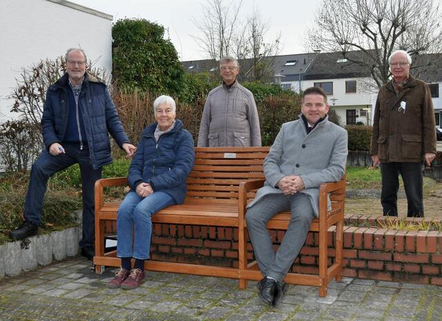 Weihen die Holzbank ein, von links: Lions-Präsident Michael F. Firmenich, Inge Seebens, Ehrenamtliche im Johanniter-Stift, Manfred Weizbauer von den Lions, Bürgermeister Holger Jung und Joachim Krüger von den Lions.  | Foto: Stadt Meckenheim