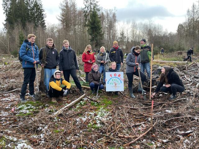 Waldarbeit macht Spaß und ist sinnvoll. Davon sind die Teilnehmerinnen und Teilnehmer der Waldakademie des Rotary Clubs Wiehl-Homburger Land und der TOB überzeugt. | Foto: Monika Neumann