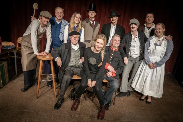 Die Darsteller des Theaterstücks „Himmel und Ääd“.