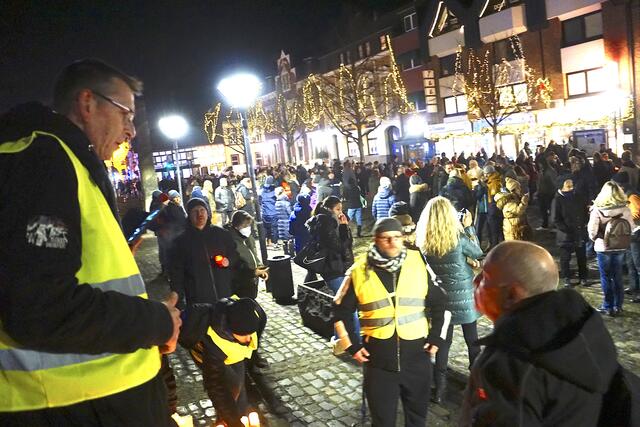 Nach rund einer Stunde endete der Marsch durch die Lechenicher Innenstadt auf dem Marktplatz. Hier ließen die Teilnehmenden dann ihre Kerzen und Grablichter auf der Treppe des Historischen Rathauses zurück. Und spätestens hier wurde dann auch erkennbar von den allermeisten Teilnehmenden der vorgeschriebene Mindestabstand nicht mehr eingehalten.  | Foto: dru