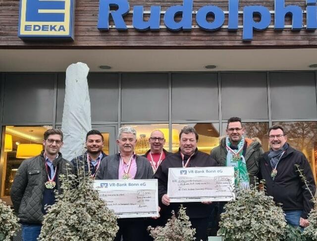 Oliver Brenner (KG Fidele Möhnen Lannesdorf) überreichte die Spenden der Lannesdorfer Karnevalisten an die dankbaren Vertreter der Flutorden- und Spendenaktion zugunsten von Karnevalsvereinen im Ahrtal.