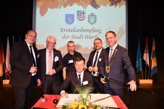 Unterzeichneten einen Freundschaftsvertrag: (v.l.n.r.) Sergiusz Romański, Mitglied des Vorstandes des Partnerschaftsvereins, Rüdiger Winkler, Vorsitzender des Partnerschaftsverein Hürth, Vitaliy Patrun, Leiter des Feuerwehrdienstes und Mitglied im Partnerschaftsverein Peremyschljany, Oleksandr Zozulya, Bürgermeister Peremyschljany; Norbert Rzepisko, Bürgermeister Skawina, und Hürths Bürgermeister Dirk Breuer.  | Foto: Pütz