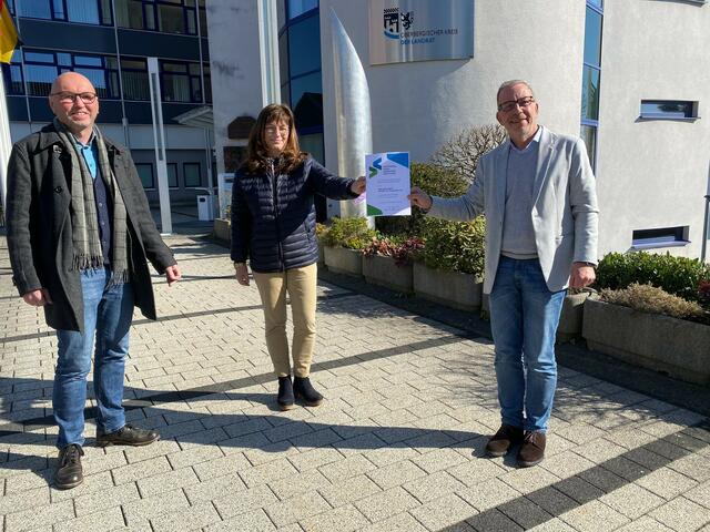 Schulamtsdirektor Thomas Gunkel (r.) überreichte Berufswahlkoordinatorin Eva Hüppelshäuser und dem Schulleiter der Sekundarschule Nümbrecht, Helmut Müller, die Siegelurkunde.  | Foto: OBK