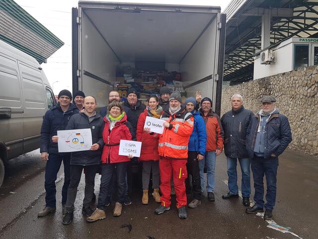 Mitglieder der Sankt Augustiner Initiative vor einem 7,5-Tonner, der beim nächsten Konvoi dabei ist. | Foto: Initiative