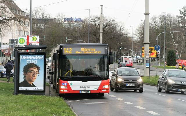 Lange hieß es, Busse könnten nicht über die Innere Kanalstraße fahren, die Linie 142 beweist das Gegenteil. | Foto:  Hermans