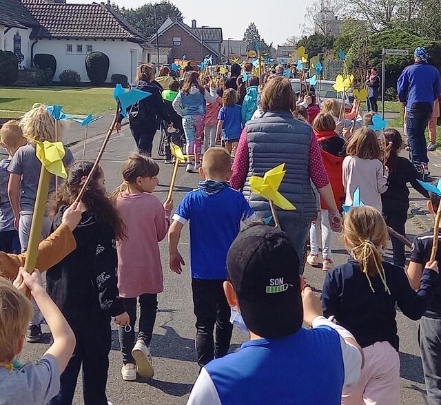 Bei einem Friedensmarsch rund um die Schule präsentierten die Kinder ihre selbstgebastelten Friedenstauben und sangen dazu ihr Friedenslied. | Foto: Evangelische Grundschule