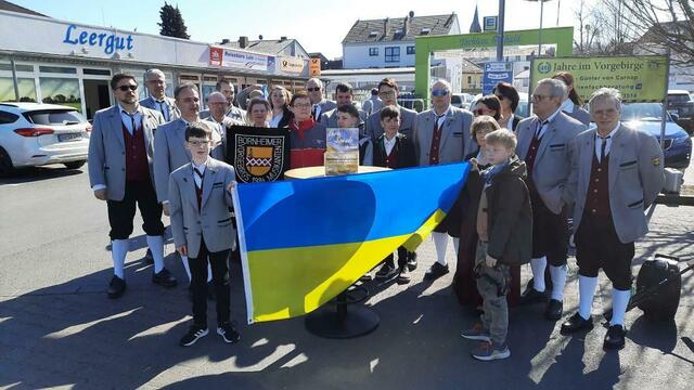 Solidarität mit der Ukraine: Die Vorgebirgsmusikanten gaben ein Platzkonzert in Bornheim und sammelten über 800 Euro an Spenden.  | Foto: Frank Engel-Strebel
