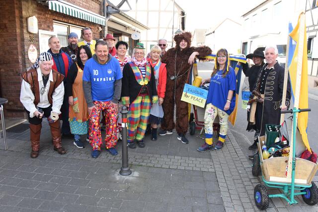 Der „Eazebär“ als lokale Variante des uralten Zaubers der Winteraustreibung kam nach coronabedingter Pause im Vorjahr in diesem Jahr endlich zum Zuge und sorgte mit seinen Mitstreitern bei einer Haussammlung zugunsten ukrainischer Flüchtlinge für sensationelle 5.000 Euro, die unbürokratisch und direkt den Flüchtlingen zugute kommen.  | Foto: AS