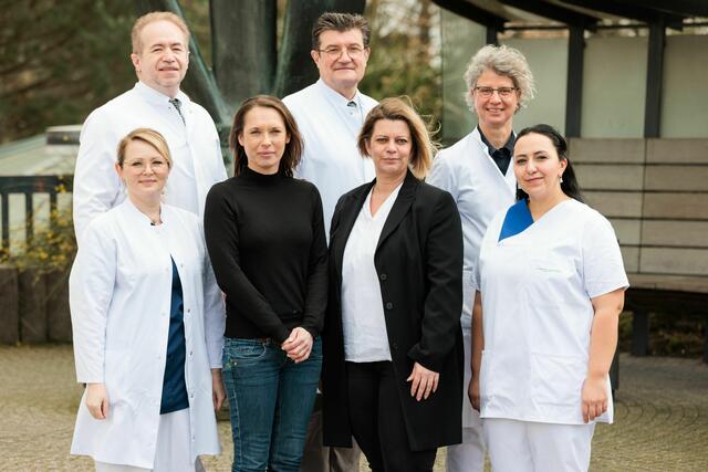 Das Team der neuen Abteilung „Gefäßchirurgie &amp; Endovaskuläre Chirurgie“ steht jetzt rund um 
die Uhr auf dem Gelände des St. Katharinen-Hospitals bereit.  | Foto: Presseservice KVE