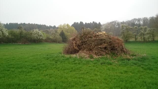 „Einmal auf links drehen“: Die Untere Naturschutzbehörde rät dazu, die Osterfeuer-Haufen vor dem Entzünden einmal komplett umzuschichten, damit die Tiere rechtzeitig fliehen können.  | Foto: Kreis Euskirchen