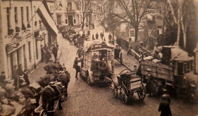 Rückzug deutscher Truppen Ende November 1918 – fotografiert am Ännchenplatz / Kreuzung Bonner Straße. | Foto: Repro: AS