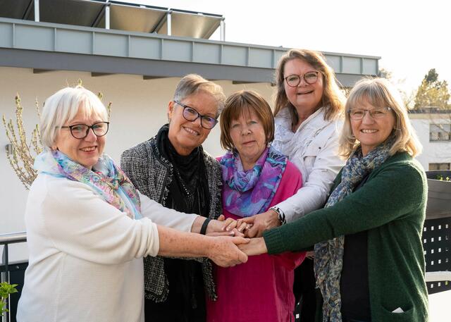 Der neu gewählte Vorstand: Beisitzerin Resi Bauer-Kocar, 1. Vorsitzende Beate Schoenen, Schatzmeisterin Hildegard Stender, 2. Vorsitzende Uschi Weiershausen und Beisitzerin Carine Wester.