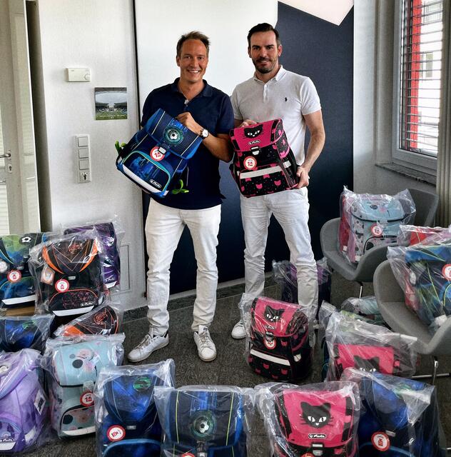 Die ersten 40 Schulstarter-Sets hat der noch junge Verein jetzt verteilt.
  | Foto: Verein