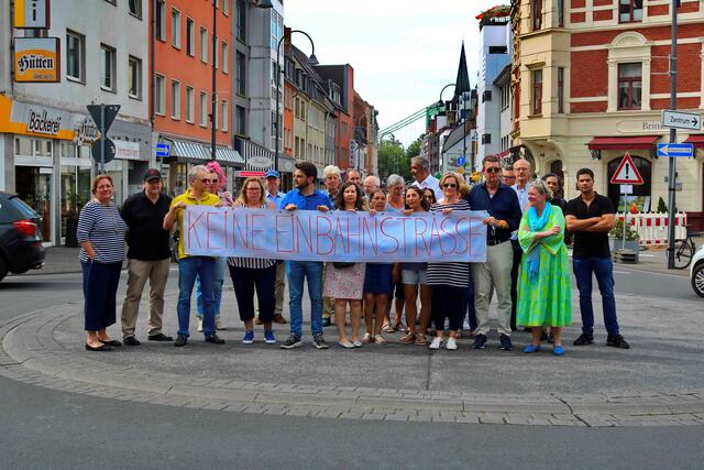 Rodenkirchener Geschäftsleute protestierten gegen die Pläne der Bezirksvertreter. | Foto: privat