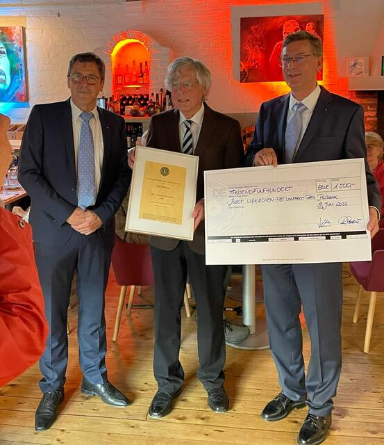 Die Lions-Präsidenten Jörg Zeeh (l.) und Stefan Dalewski (r,) ehrten den Preisträger Josef Wißkirchen.   | Foto: Lions Club Pulheim.