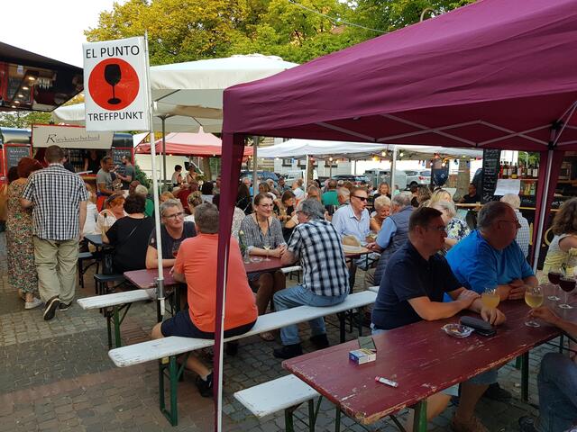 Auf dem Stiftsplatz findet im Rahmen des Kerpener Stadtfestes der Weinmarkt statt, der zum gemütlichen Verweilen einlädt.