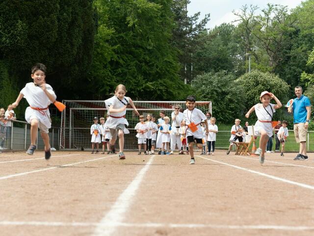 Die Kinder konnten Spielangebote von Wagenrennen auf dem Bobby-Car über „Klassiker“ wie Sackhüpfen, Dosenwerfen und Tauziehen bis hin zum sportlichen Weitsprung und Sprint wahrnehmen.  | Foto: Bodelschwinghschule