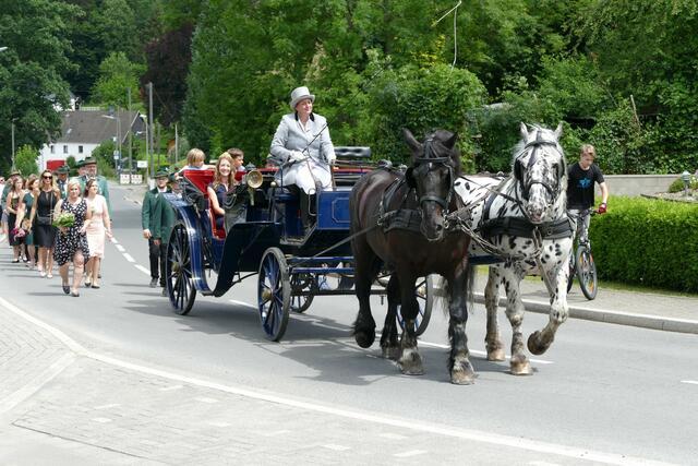 Mit der Kutsche fuhren die Majestäten durchs Dorf. | Foto: Ulrich Hövel