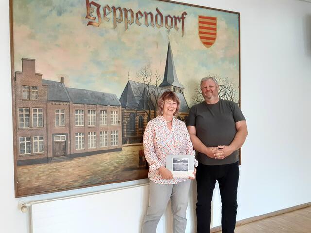 Carmen Jötten (IG Bürgerhaus) und Ortsvorsteher Dietmar Wildner danken der Stadt Elsdorf für die Unterstützung bei der Bürgerhaus-Sanierung. | Foto: Stadt Elsdorf