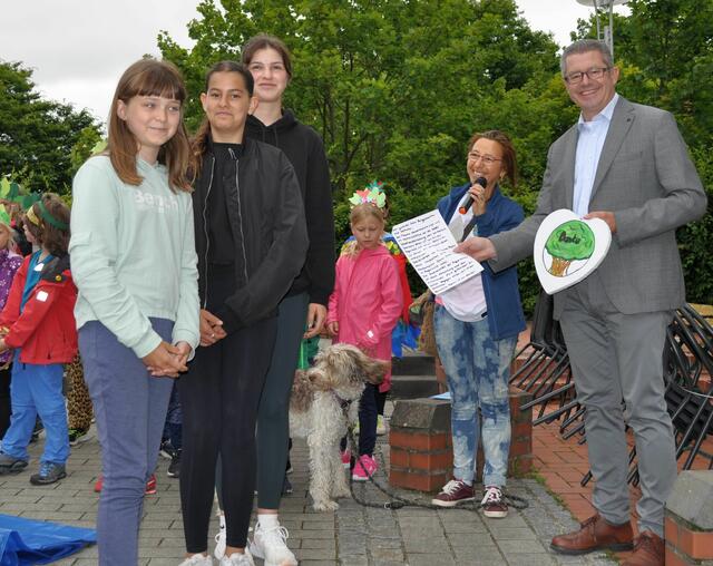 Einsatz  für die grüne Lunge der Erde: Helenna Esch, Anna Phlul, Jana Roth und Silvia Johna (von links) übergaben Hans Dieter Wirtz ein Bild für Bürgermeister Jung.  | Foto: Stadt Meckenheim