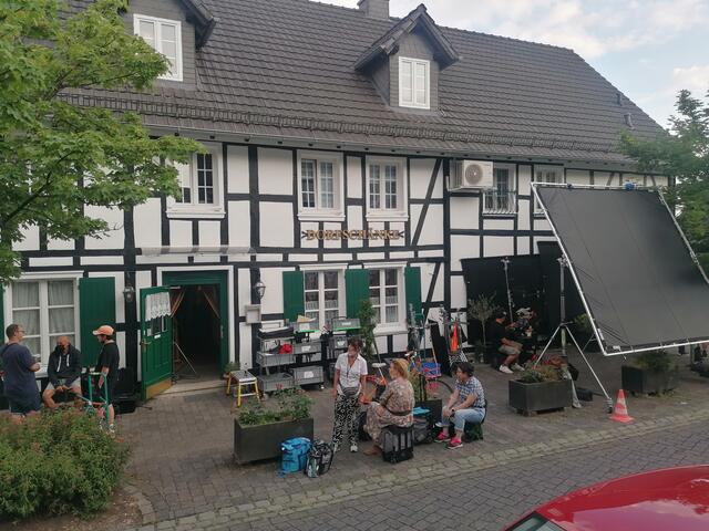 Im historischen Ortskern und auch in der Gaststätte „Dorfschänke“ in Ruppichteroth wurde das Filmset aufgebaut, um für einen ARD-Film zu drehen. | Foto: Steimel