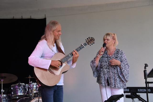 Uwe Arenz und Heike Kraske eröffneten das Strassenmusikfest an der Konzertmuschel an der Stadthalle Bad Godesberg.  | Foto: AS